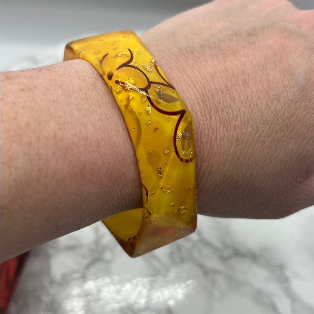 VINTAGE Floral Lucite Bangle Bracelet